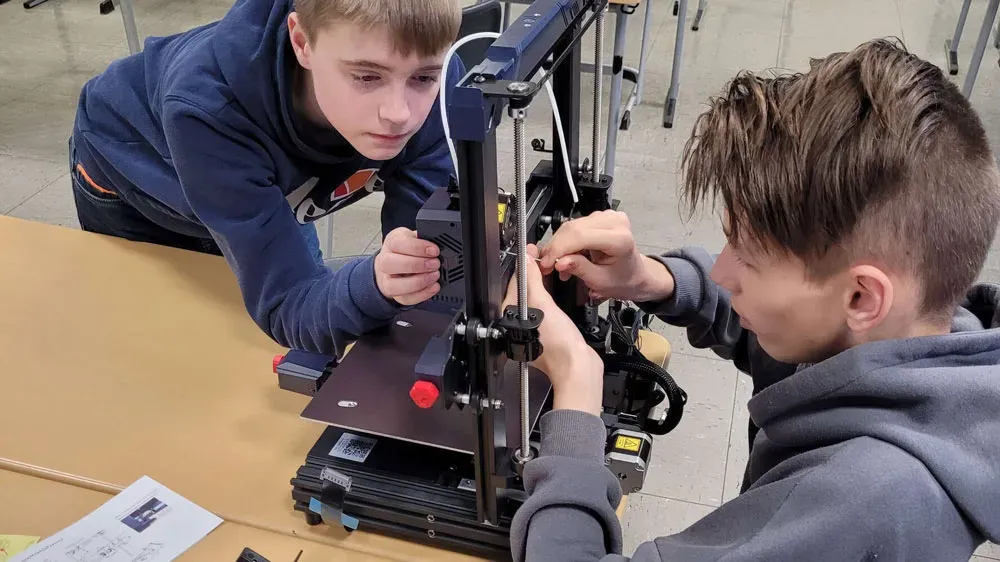 Verein Natur und Technik e. V. übergibt Experimentierkasten an den Jugendtreff Timeout