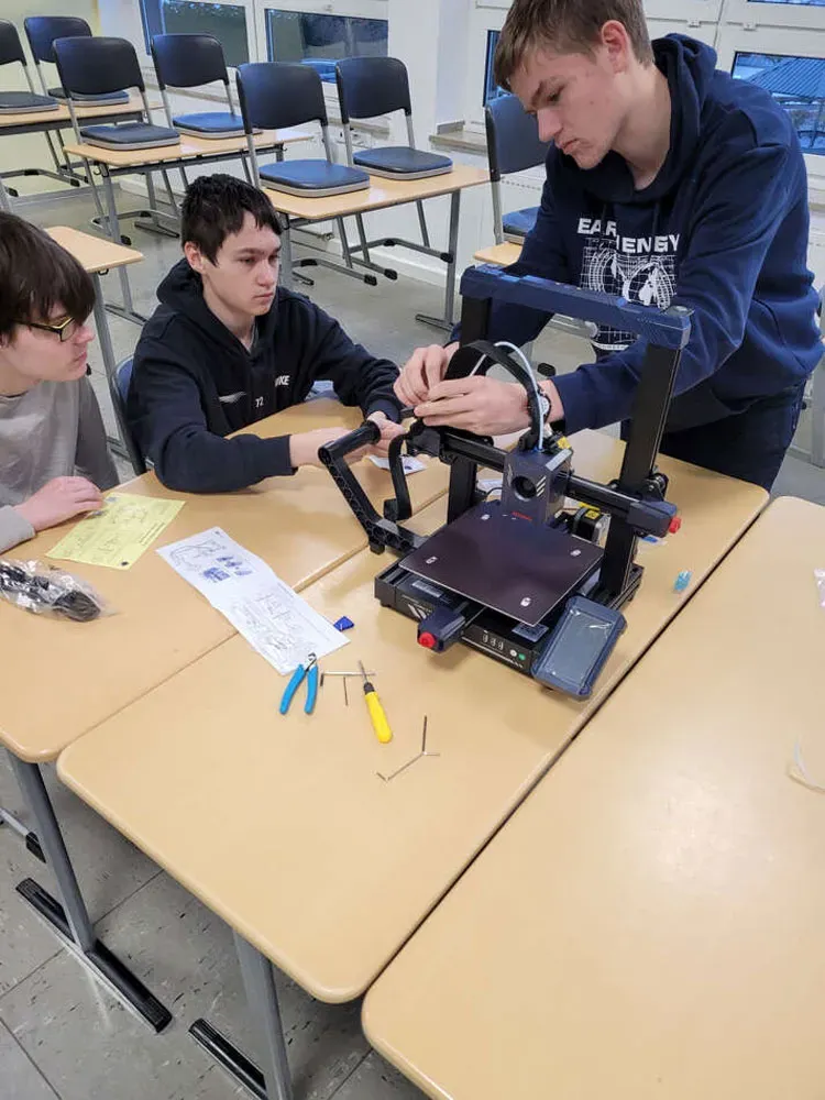 Verein Natur und Technik e. V. übergibt Experimentierkasten an den Jugendtreff Timeout