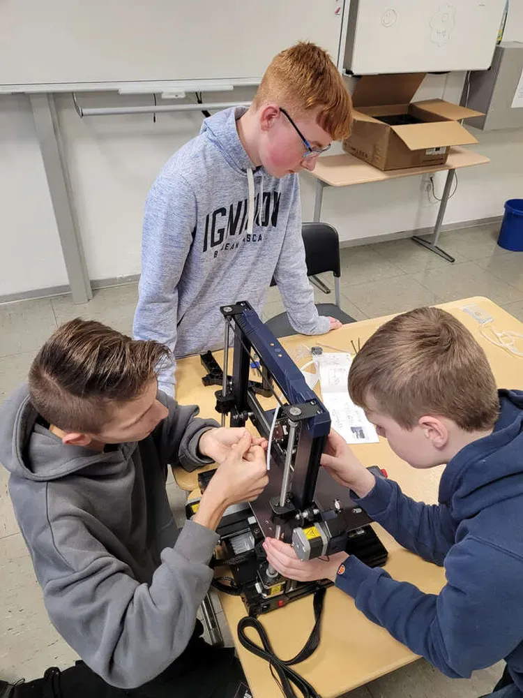 Verein Natur und Technik e. V. übergibt Experimentierkasten an den Jugendtreff Timeout