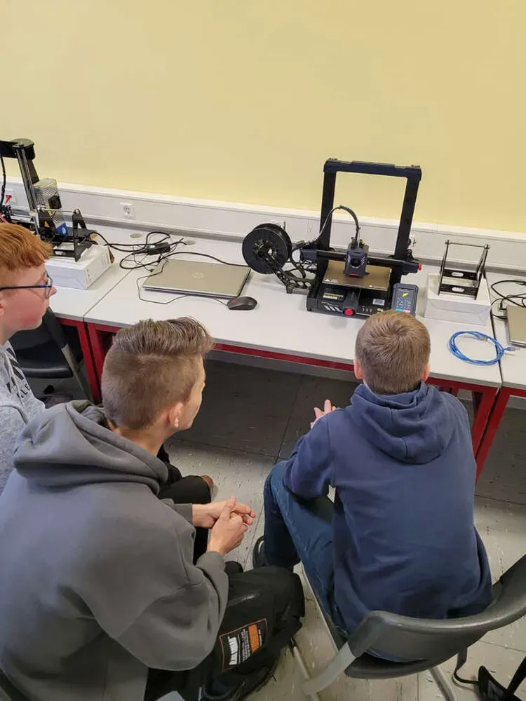 Verein Natur und Technik e. V. übergibt Experimentierkasten an den Jugendtreff Timeout